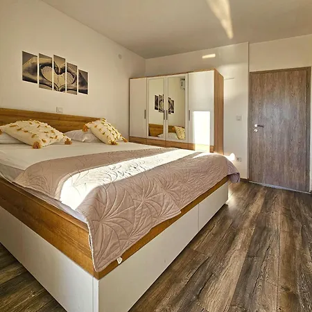 Klara Apartment *